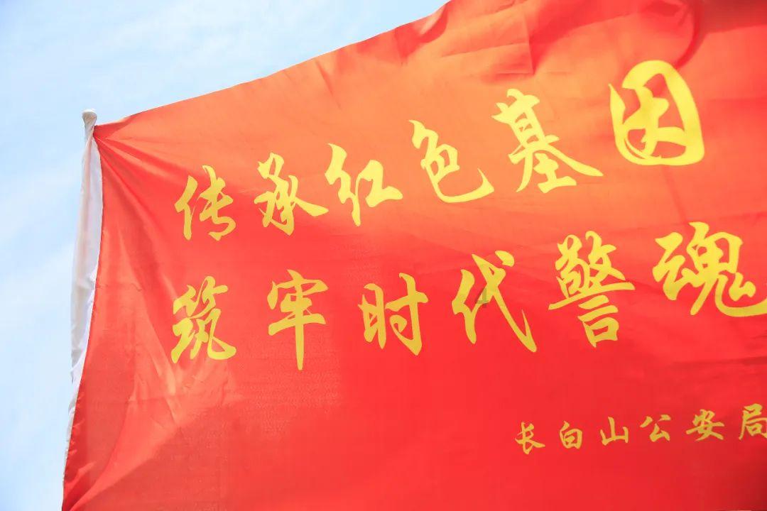 47岁“国民媳妇”低调嫁给初恋同学，恩爱至今，一家三口很幸福